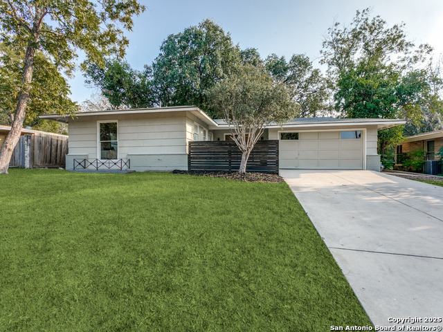 Listing photo id 0 for 2022 Edgehill Dr