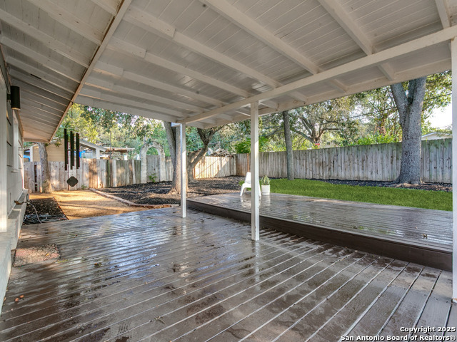 Listing photo id 19 for 2022 Edgehill Dr