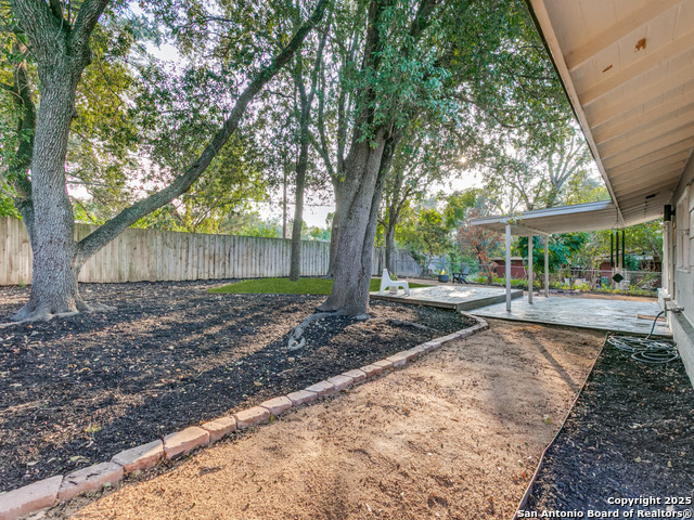 Listing photo id 20 for 2022 Edgehill Dr