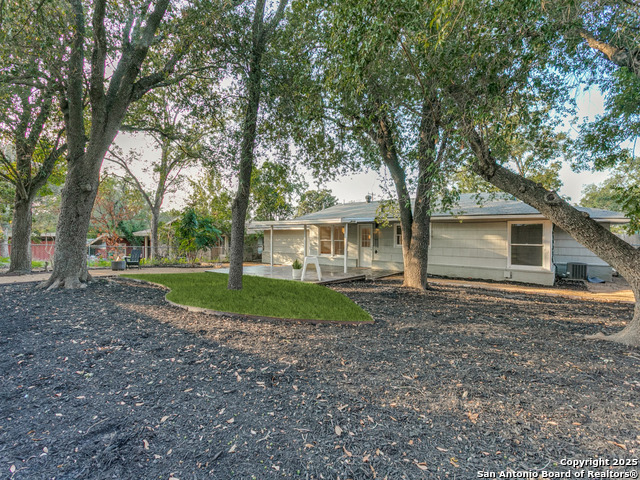 Listing photo id 21 for 2022 Edgehill Dr