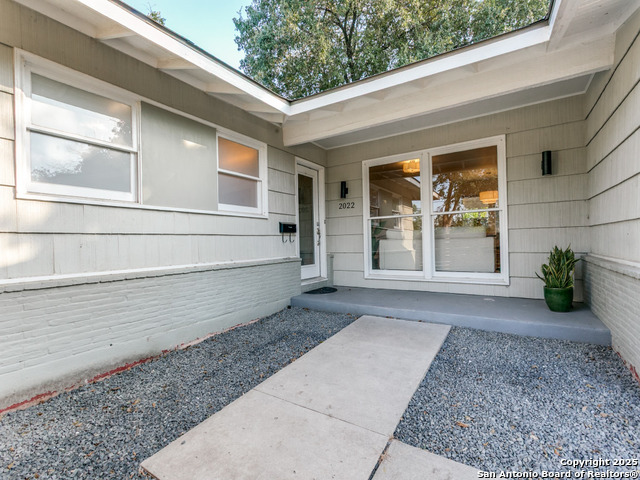 Listing photo id 1 for 2022 Edgehill Dr