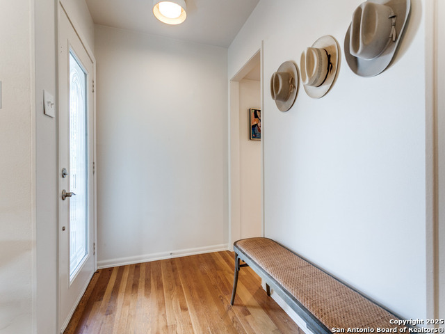 Listing photo id 2 for 2022 Edgehill Dr