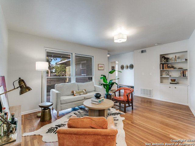 Listing photo id 3 for 2022 Edgehill Dr