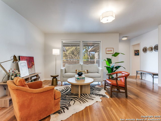 Listing photo id 4 for 2022 Edgehill Dr