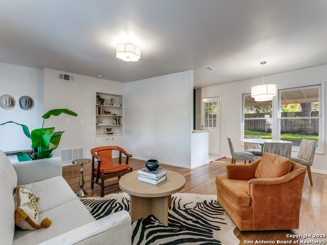 Listing photo id 5 for 2022 Edgehill Dr