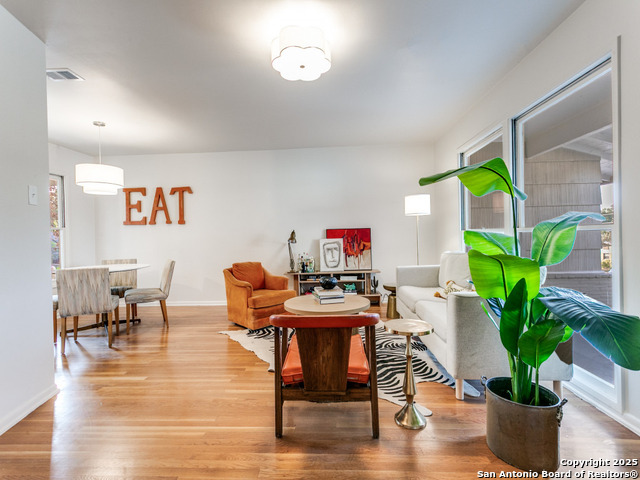 Listing photo id 6 for 2022 Edgehill Dr