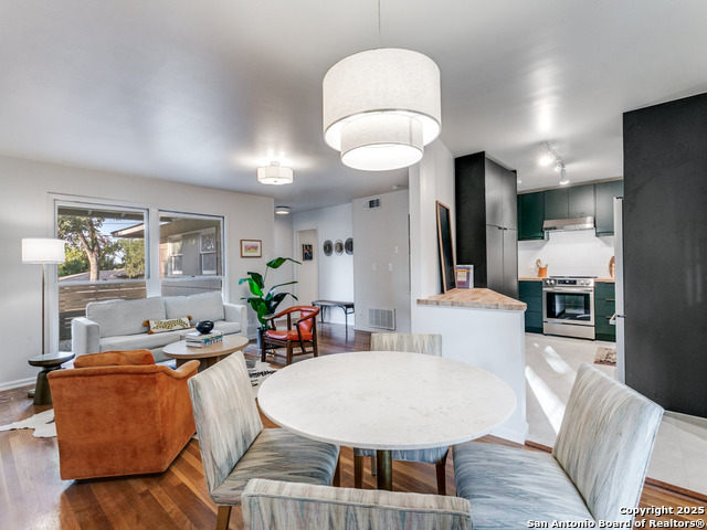 Listing photo id 7 for 2022 Edgehill Dr