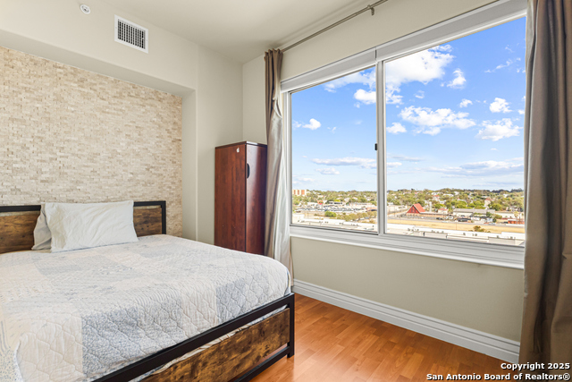 Listing photo id 11 for 215 Center St. N 1005