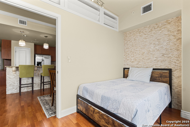 Listing photo id 12 for 215 Center St. N 1005