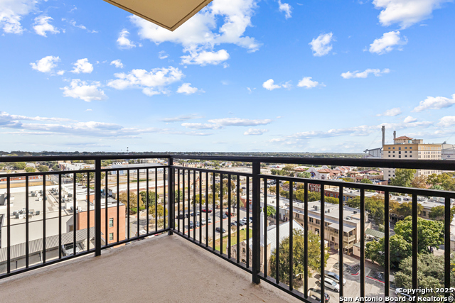 Listing photo id 13 for 215 Center St. N 1005