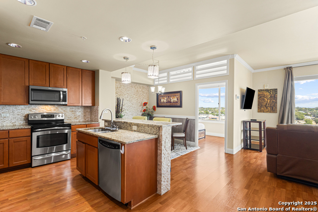 Listing photo id 1 for 215 Center St. N 1005