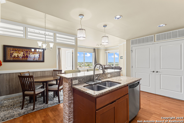 Listing photo id 4 for 215 Center St. N 1005