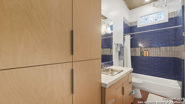 Image 40 of 50 For 222 Losoya St. 201