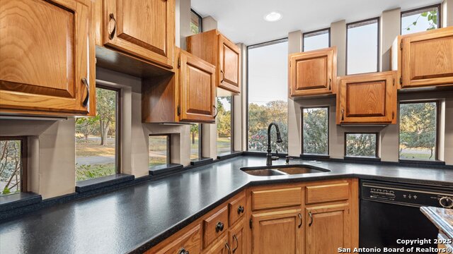 Listing photo id 14 for 9521 Sumac  