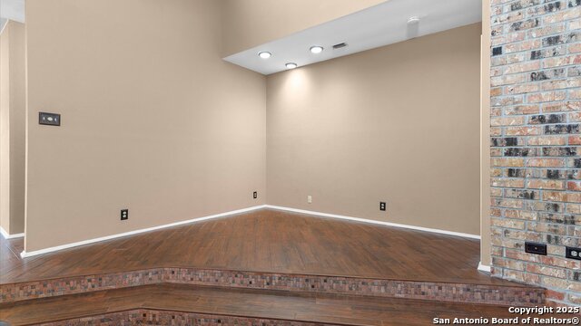 Listing photo id 17 for 9521 Sumac  