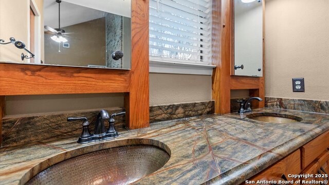 Listing photo id 25 for 9521 Sumac  