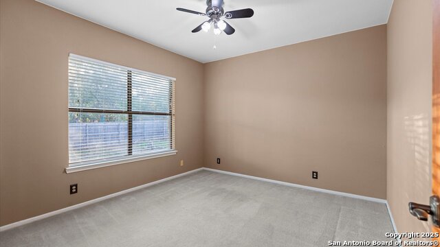 Listing photo id 33 for 9521 Sumac  