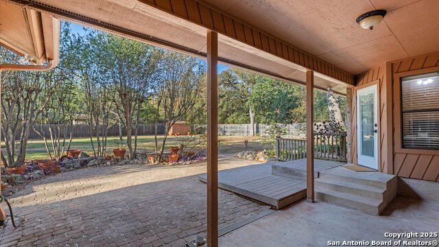 Listing photo id 36 for 9521 Sumac  