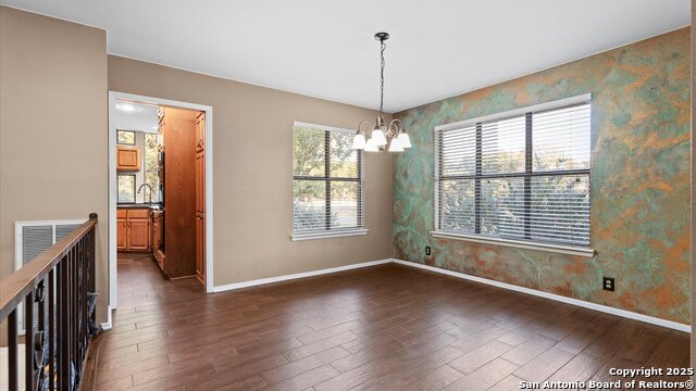 Listing photo id 3 for 9521 Sumac  