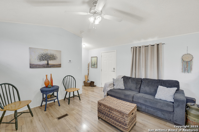 Image 5 of 19 For 572 River Bluff