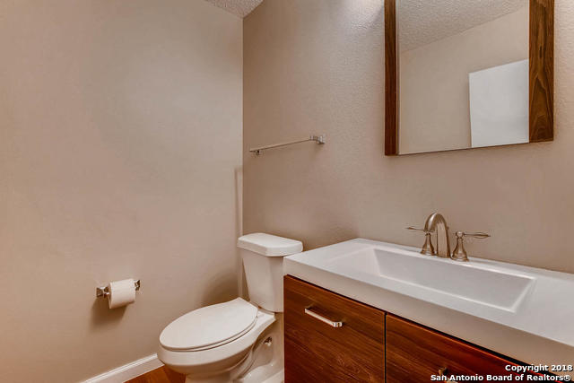 Listing photo id 8 for 6143 Lyndell Spring