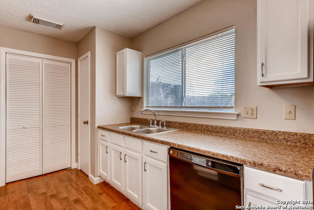 Listing photo id 4 for 6143 Lyndell Spring