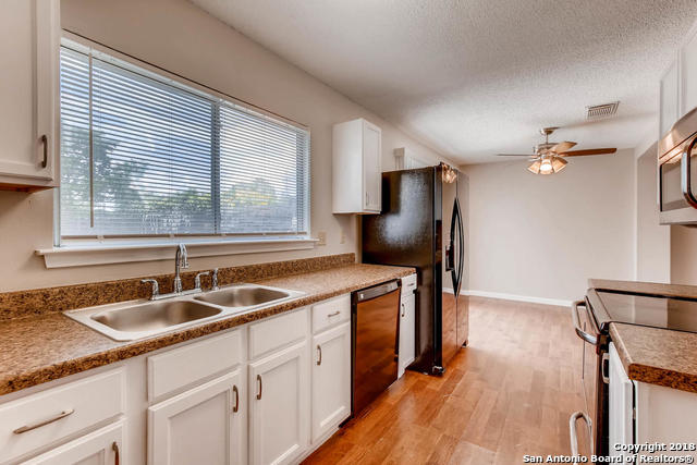 Listing photo id 5 for 6143 Lyndell Spring