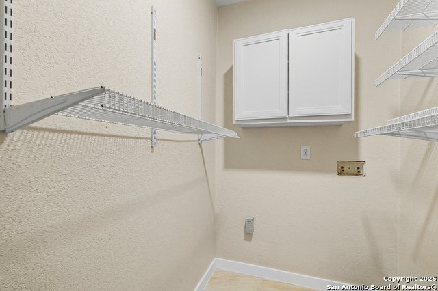 Listing photo id 10 for 2634 Houston E