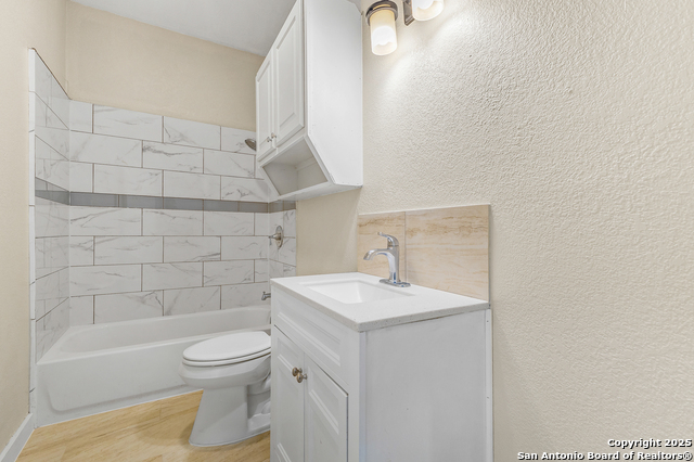 Listing photo id 11 for 2634 Houston E