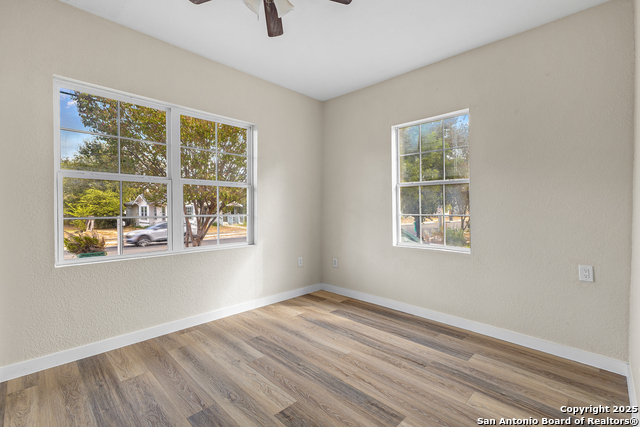 Listing photo id 13 for 2634 Houston E