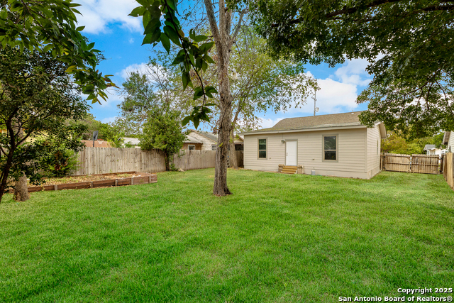 Listing photo id 14 for 2634 Houston E