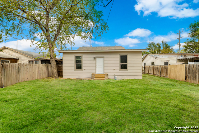 Listing photo id 15 for 2634 Houston E