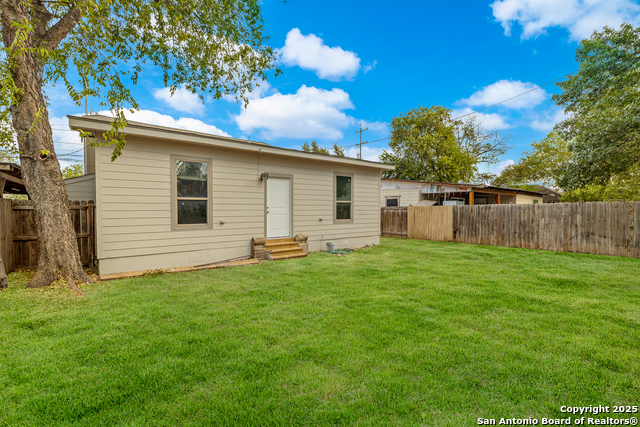 Listing photo id 16 for 2634 Houston E