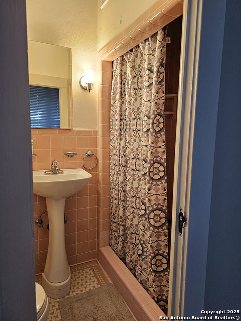 Listing photo id 9 for 501 Adams  