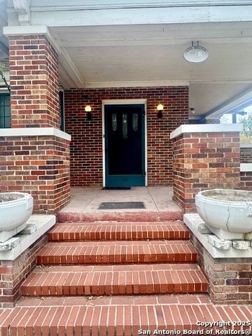 Listing photo id 0 for 501 Adams  