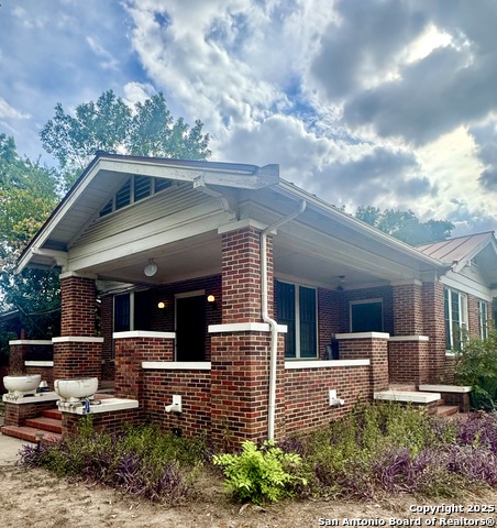 Listing photo id 1 for 501 Adams  