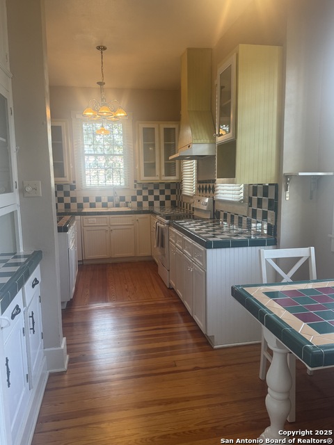 Listing photo id 5 for 501 Adams  