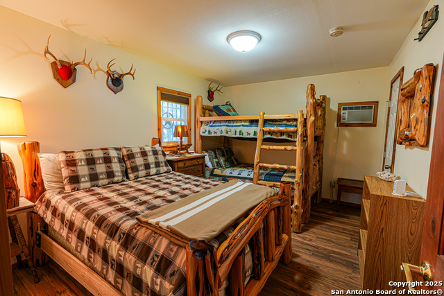 Listing photo id 11 for 1792 Sd 52300