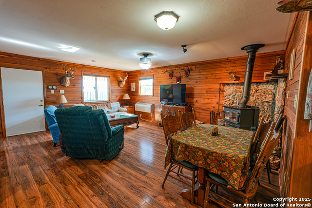 Listing photo id 12 for 1792 Sd 52300