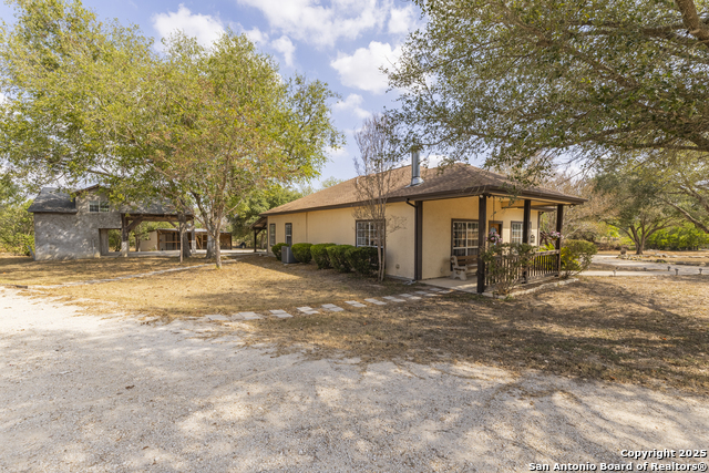 Listing photo id 3 for 10863 La Vernia
