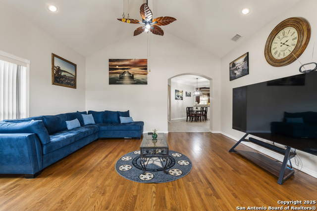 Listing photo id 6 for 10863 La Vernia