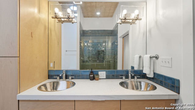 Image 21 of 38 For 222 Losoya St.  202