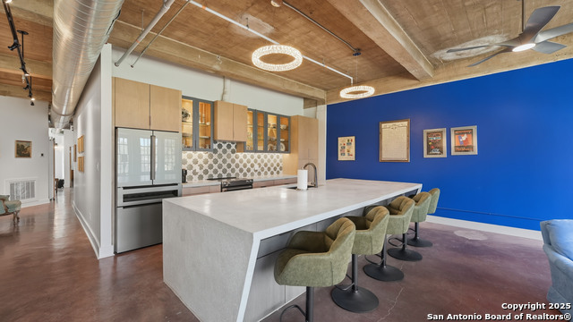 Image 9 of 38 For 222 Losoya St.  202