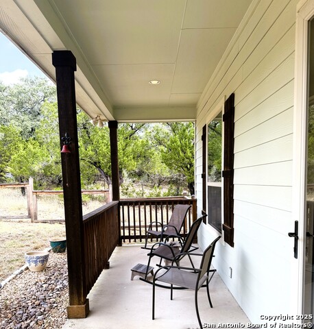 Listing photo id 1 for 186 Lakeview