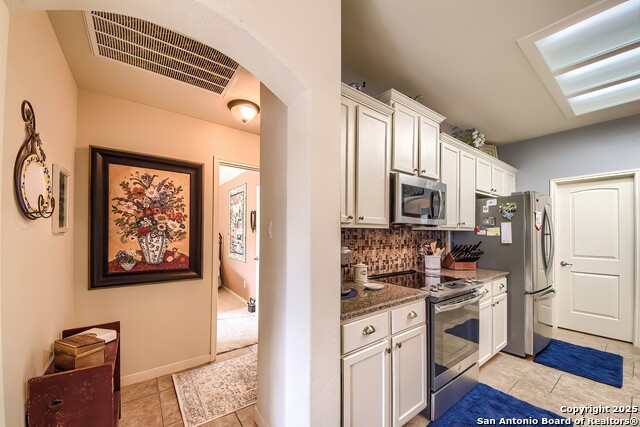 Listing photo id 13 for 639 Settlers Lane