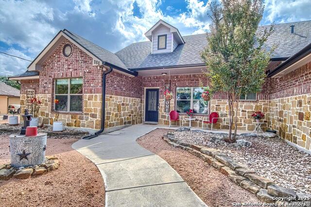 Listing photo id 1 for 639 Settlers Lane