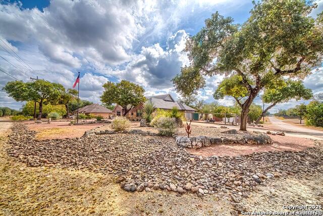 Listing photo id 4 for 639 Settlers Lane