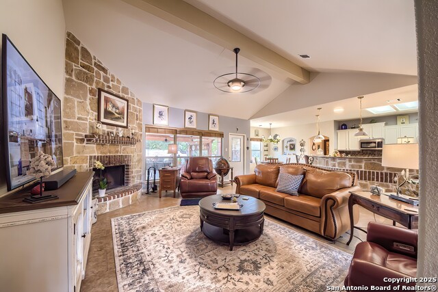 Listing photo id 7 for 639 Settlers Lane