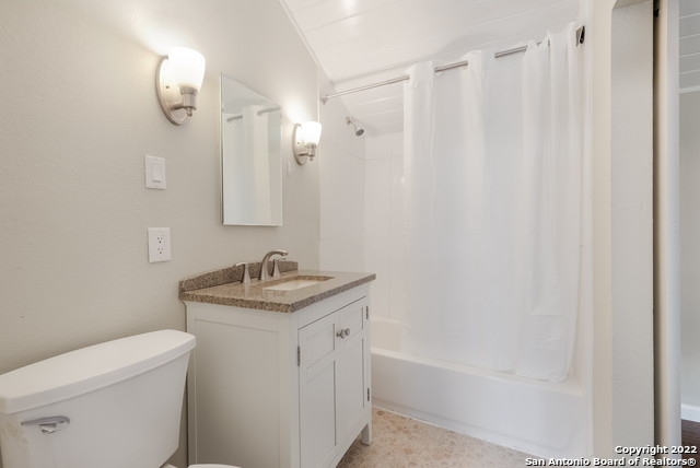 Listing photo id 11 for 227 Craig Pl E 3