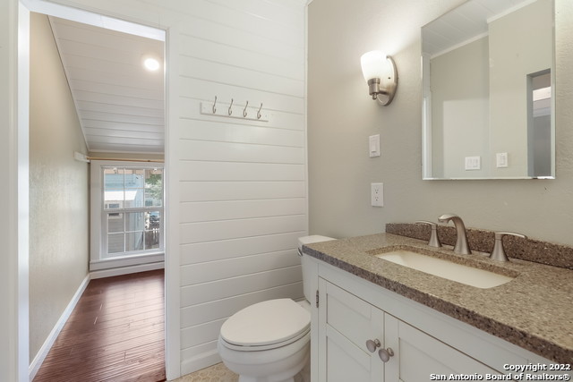 Listing photo id 12 for 227 Craig Pl E 3